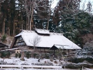 雪の古民家